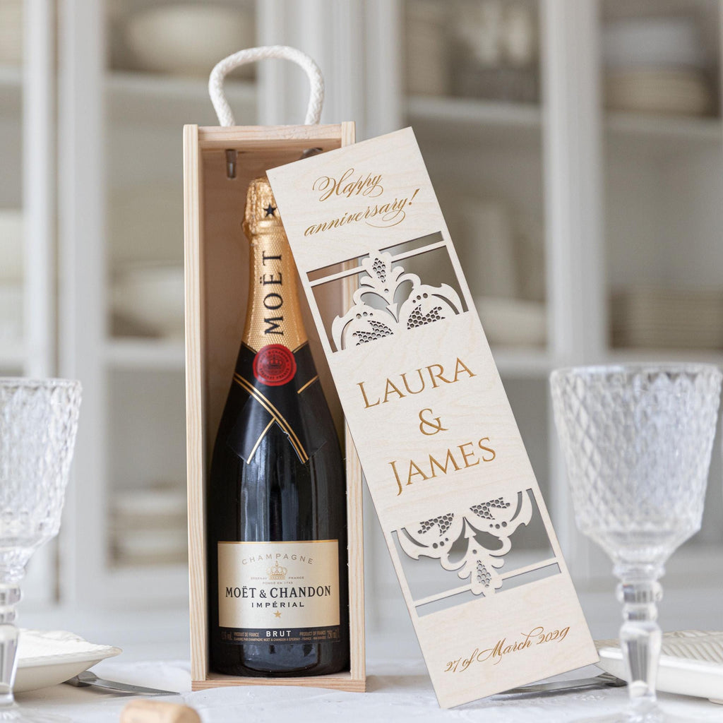 Personalized wooden wine box with elegant engraving, customized with names and a date. A meaningful keepsake for weddings, anniversaries, or engagements, it turns any bottle into a timeless and stylish gift to celebrate life’s most special moments.